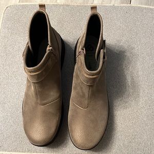 Clarks cloudsteppers, size 10